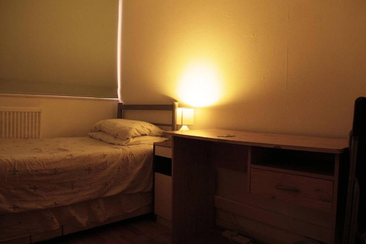 לונדון Double Room In Private Apartment מראה חיצוני תמונה